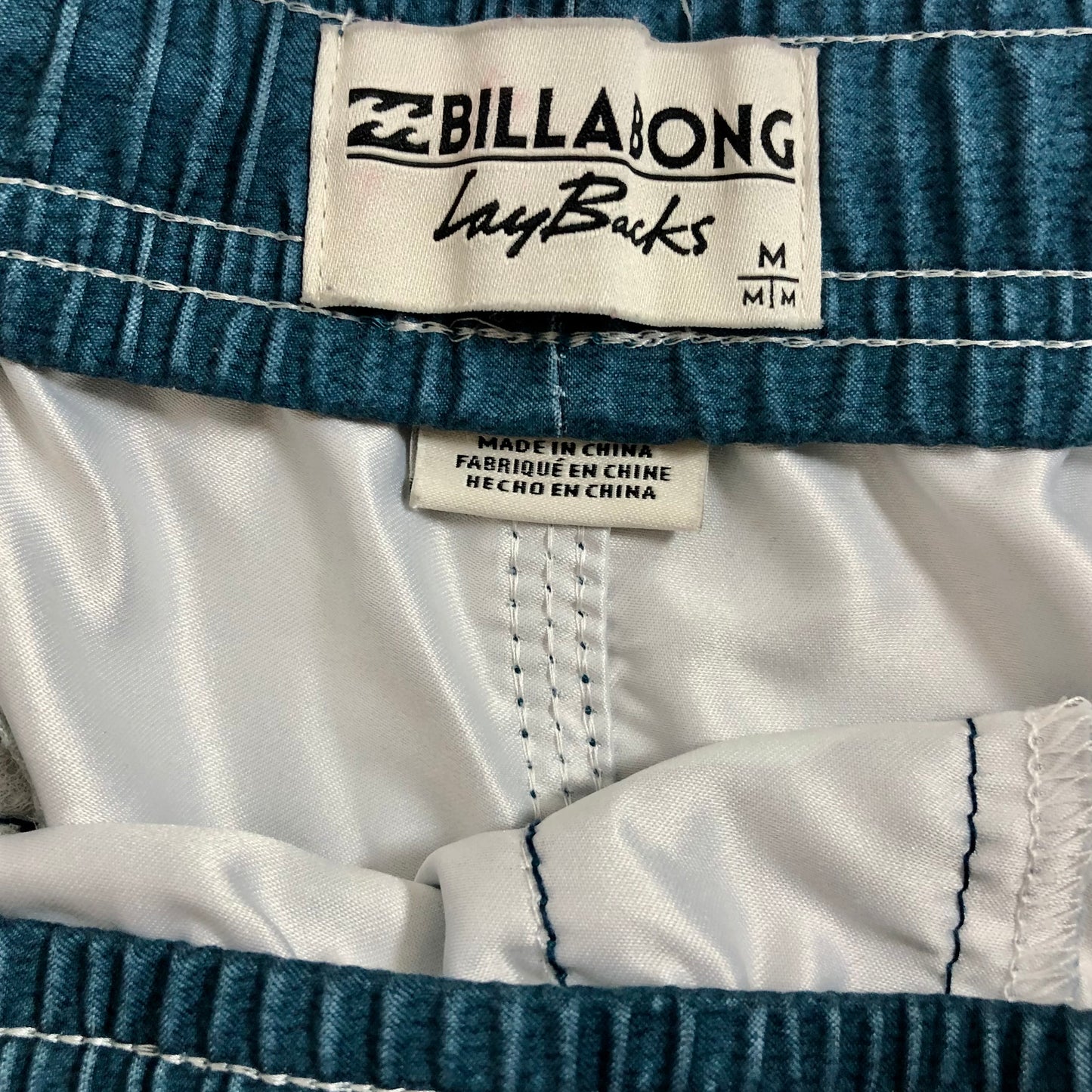 Short de baño Billabong 🏄🏽‍♂️ color azul y celeste con diseño de flamingos con logo en color negro Talla M